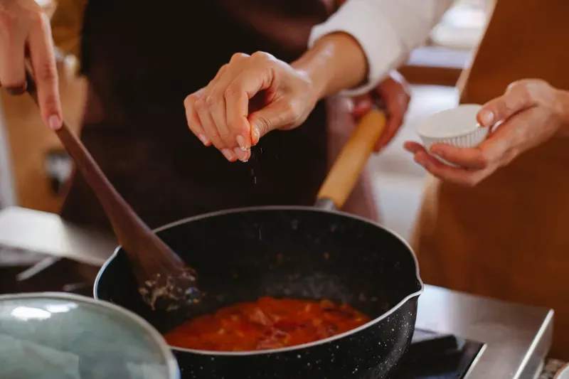 Cuisiner en lumière : créer une ambiance chaleureuse dans votre studio